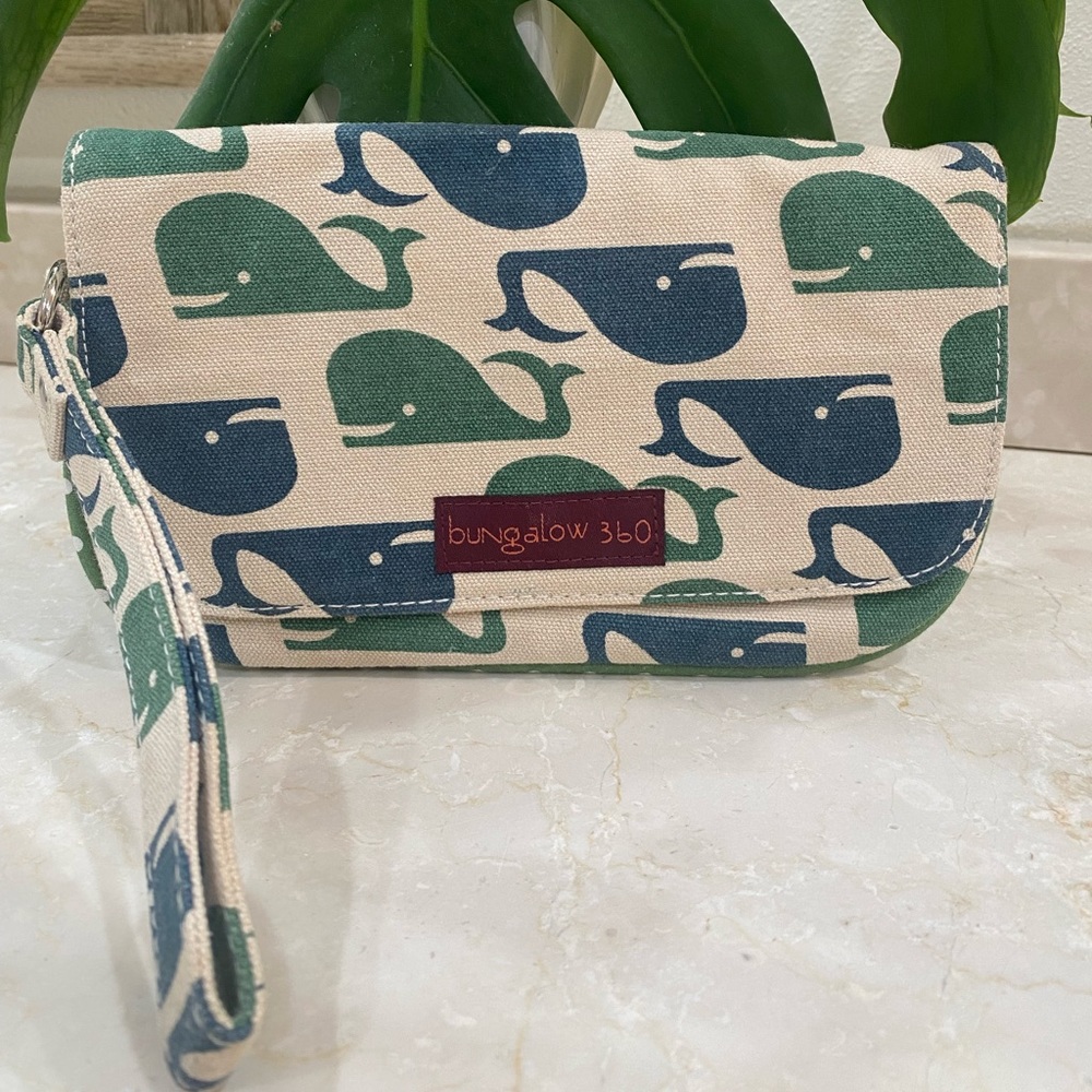 Bungalow 360 Whale Clutch